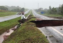 Botucatu: Caminhão é tragado por cratera na Rondon
