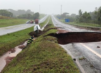 Botucatu: Caminhão é tragado por cratera na Rondon