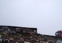 Bauru: Carreta com sucata tomba no Trevo da Eny