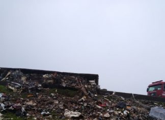 Bauru: Carreta com sucata tomba no Trevo da Eny