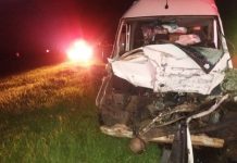 Avaré: Motorista de furgão morre ao bater em caminhão