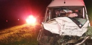 Avaré: Motorista de furgão morre ao bater em caminhão