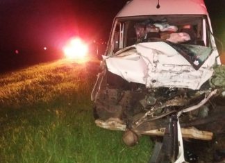 Avaré: Motorista de furgão morre ao bater em caminhão