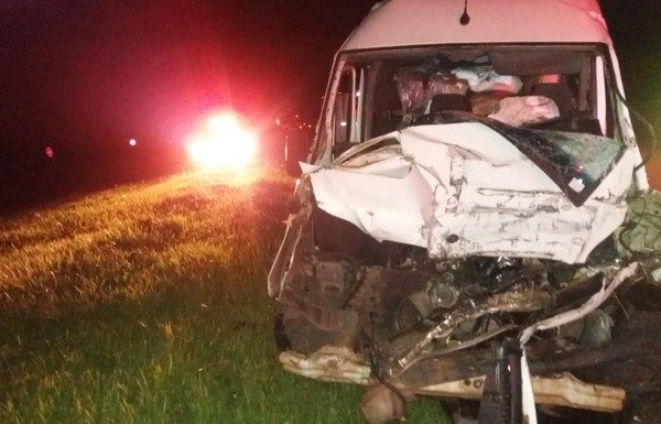 Avaré: Motorista de furgão morre ao bater em caminhão