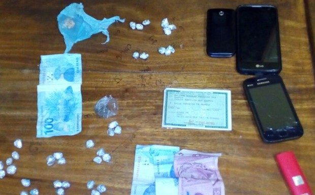 Itaí: Jovens são presos com pedras de crack e porções de maconha