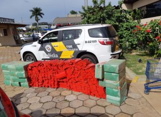 PM prende dupla com 925 quilos de maconha em caminhonete