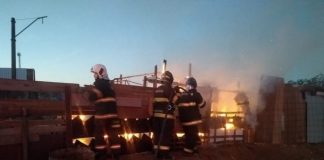 Avaré: Barraco de madeira fica destruído após incêndio