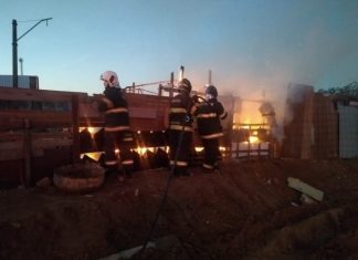 Avaré: Barraco de madeira fica destruído após incêndio