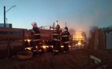Avaré: Barraco de madeira fica destruído após incêndio