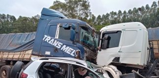 Itaí: Carro é atingido por dois caminhões e motorista fica gravemente ferido em rodovia