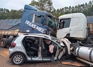 Itaí: Carro é atingido por dois caminhões e motorista fica gravemente ferido em rodovia