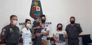 POLICIA MILITAR PRESENTEIA CRIANÇAS