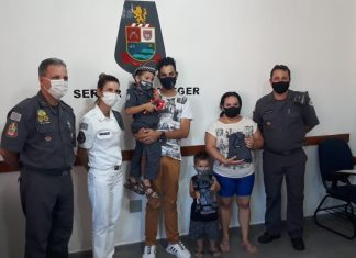 POLICIA MILITAR PRESENTEIA CRIANÇAS