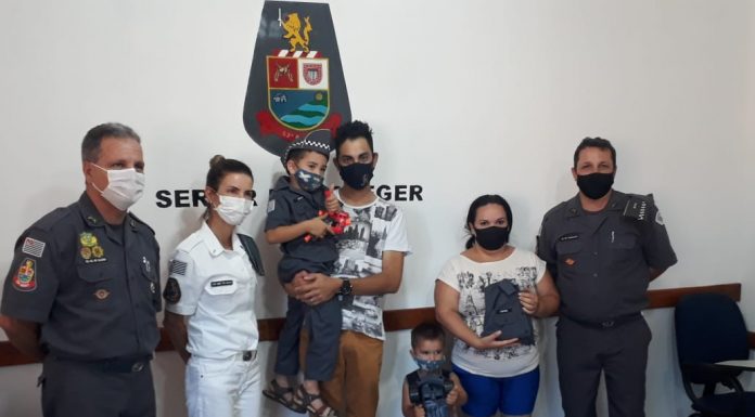 POLICIA MILITAR PRESENTEIA CRIANÇAS