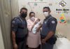 Policiais salvam bebê recém-nascida que estava engasgada