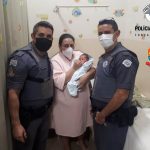 Policiais salvam bebê recém-nascida que estava engasgada