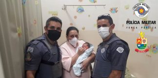 Policiais salvam bebê recém-nascida que estava engasgada