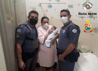 Policiais salvam bebê recém-nascida que estava engasgada