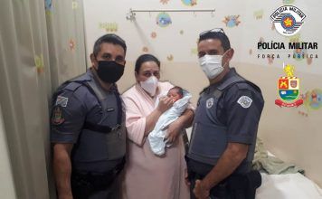 Policiais salvam bebê recém-nascida que estava engasgada