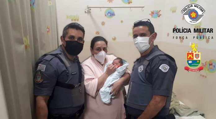 Policiais salvam bebê recém-nascida que estava engasgada