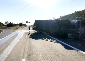 ITATINGA: Carreta tomba e carga de madeira interdita faixa da Castelo Branco