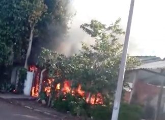 OURINHOS: Bombeiros resgatam homem de casa em chamas