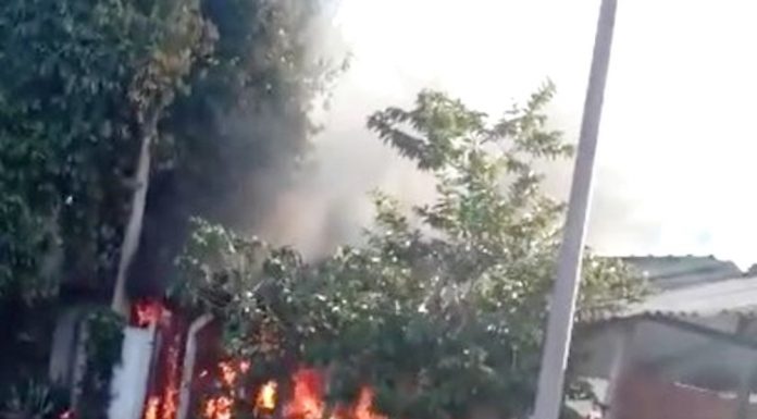 OURINHOS: Bombeiros resgatam homem de casa em chamas