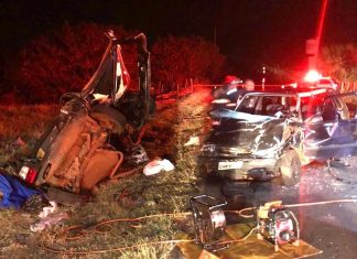 TAQUARITUBA/CORONEL MACEDO: Três pessoas ficam presas às ferragens em acidente com dois carros