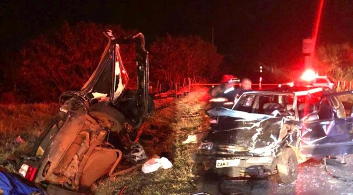 TAQUARITUBA/CORONEL MACEDO: Três pessoas ficam presas às ferragens em acidente com dois carros