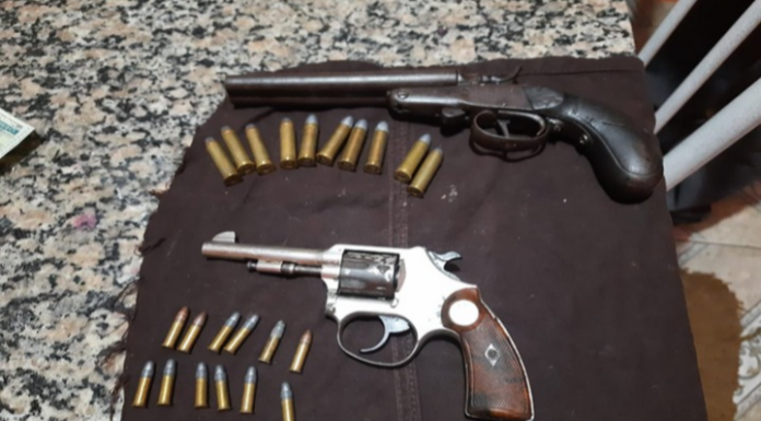 EM ITAPORANGA: HOMEM QUE MANTINHA ARMAS EM CASA É PRESO PELA PM APÓS DESENTENDIMENTO COM SUA COMPANHEIRA