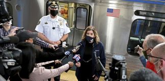 Mulher é estuprada em metrô e passageiros filmam o crime