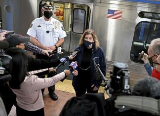 Mulher é estuprada em metrô e passageiros filmam o crime