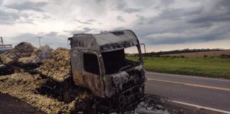 ITARARÉ: Caminhão carregado com batatas pega fogo e mobiliza bombeiros em rodovia