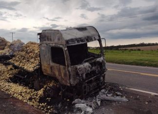 ITARARÉ: Caminhão carregado com batatas pega fogo e mobiliza bombeiros em rodovia