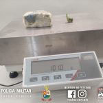 EM PIRAJU, HOMENS TENTAM FUGIR DA POLÍCIA MILITAR COM DROGAS, MAS UM DELES É ALCANÇADO E PRESO