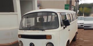 EM TAQUARITUBA: POLÍCIA MILITAR DETÉM DUAS PESSOAS EM POSSE DE KOMBI FURTADA