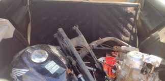 POLÍCIA MILITAR LOCALIZA PEÇA DE MOTO FURTADA, DENTRO DE UM VEÍCULO ESTACIONADO