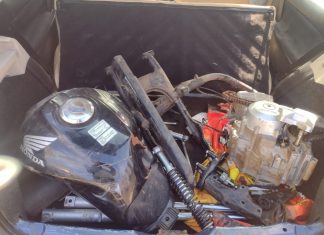 POLÍCIA MILITAR LOCALIZA PEÇA DE MOTO FURTADA, DENTRO DE UM VEÍCULO ESTACIONADO
