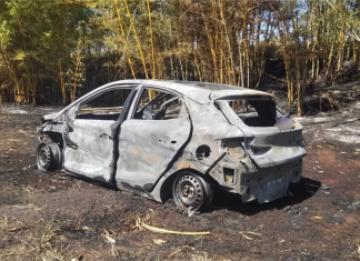 Carro pega fogo após acidente em rodovia de Piraju