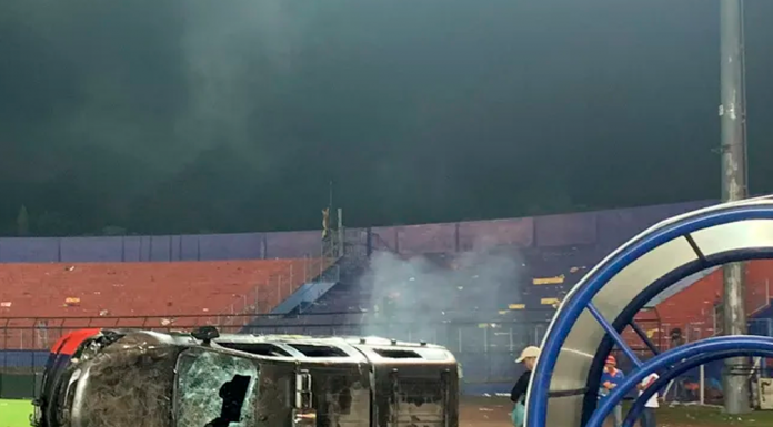 Tragédia em estádio de futebol na Indonésia tem ao menos 32 crianças entre 125 mortos