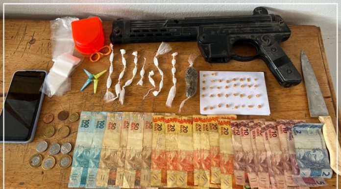 POLÍCIA MILITAR PRENDE TRÊS HOMENS ENVOLVIDOS NO TRÁFICO DE DROGAS EM MANDURI