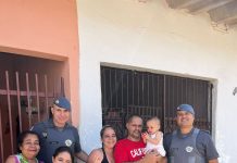 POLICIAS MILITARES DESENGASGAM BEBÊ EM AVARÉ