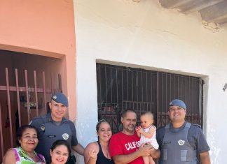 POLICIAS MILITARES DESENGASGAM BEBÊ EM AVARÉ