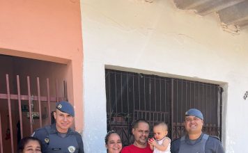 POLICIAS MILITARES DESENGASGAM BEBÊ EM AVARÉ