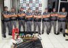 POLÍCIA MILITAR PRENDE HOMEM, LOCALIZA DROGAS, DINHEIRO E ARSENAL DO CRIME EM PIRAJU