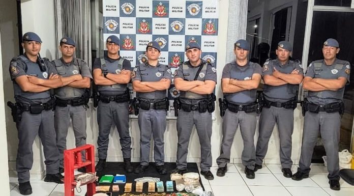 POLÍCIA MILITAR PRENDE HOMEM, LOCALIZA DROGAS, DINHEIRO E ARSENAL DO CRIME EM PIRAJU