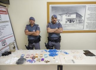 POLÍCIA MILITAR PRENDE TRÊS ENVOLVIDOS NO TRÁFICO E APREENDE MAIS DE 2.700 PORÇÕES DE DROGAS EM CERQUEIRA CÉSAR