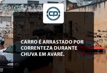 Carro é arrastado por correnteza durante chuva em Avaré
