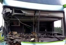 Ônibus bate na traseira de caminhão na SP-280 em Cerqueira César