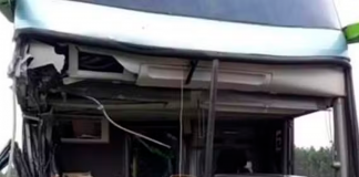 Ônibus bate na traseira de caminhão na SP-280 em Cerqueira César